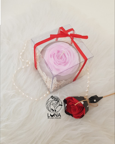 شمع گیفت داخل جعبه طلقی با گل رز صورتی