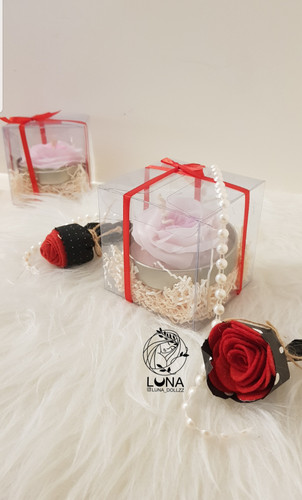 شمع گیفت داخل جعبه طلقی با گل رز روسی دو رنگ