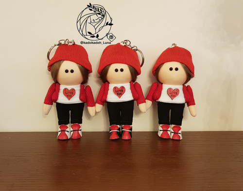 جاسوئیچی عروسک روسی پسر مو زیتونی با مدل کفش مختلف