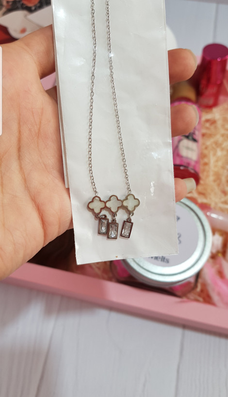 گردنبند گلهای صدفی و اویز نگین دار