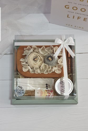 پک هدیه مادرانه مناسب تولد مادران همراه با شمع شیک دستساز