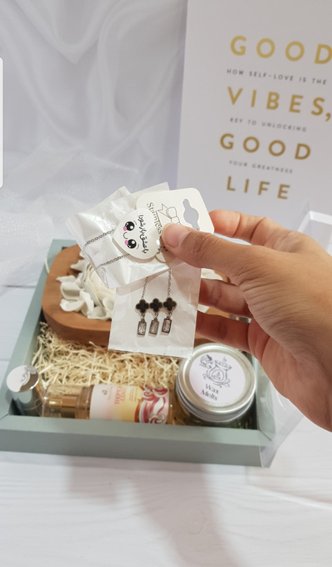 گردنبند گلهای مشکی با آویزهای نگین دار