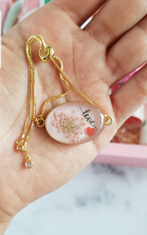 دستبند رزینی دستساز با زنجیر آسانسوری طلایی رنگ