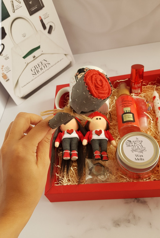 گل رز نمدی به عنوان هدیه ی رایگان داخل پک