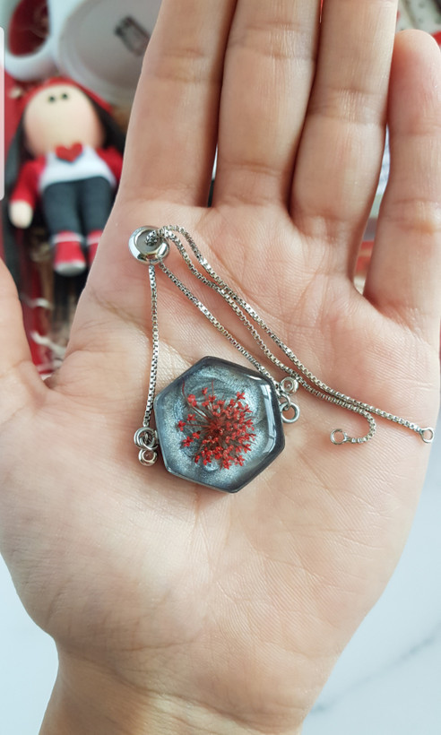 دستبند رزینی دستساز با گل شوکران