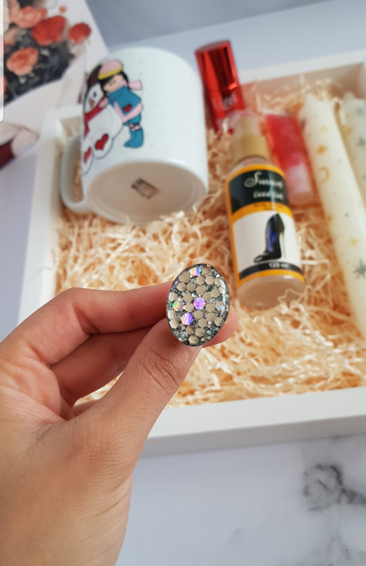 با طرح اکلیلی متناسب با گردنبند داخل پک