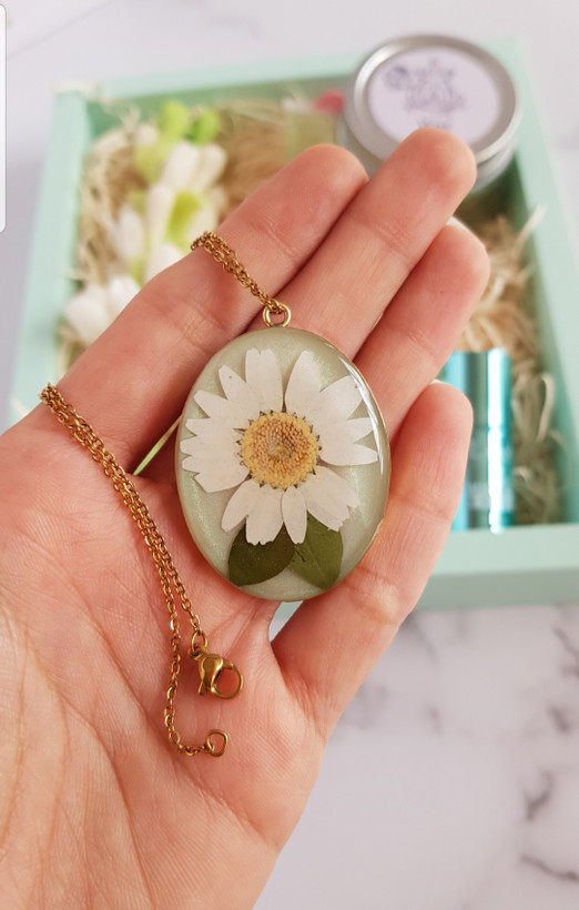 گردنبند بابونه ی رزینی دستساز